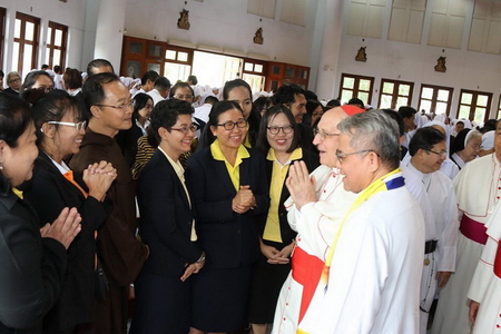 ครูคำสอนเข้าฟังคำปราศรัยของพระคาร์ดินัล แฟร์นันโด ฟิโลนี